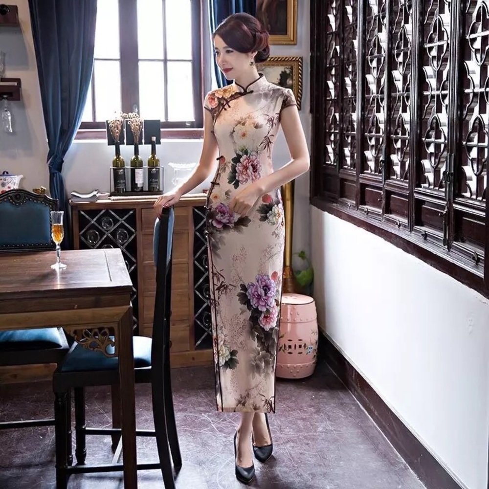 Traditional silk Chinese cheongsam qipao dress